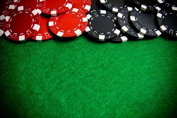 Poker table interface on situs77 showing hole cards and community cards